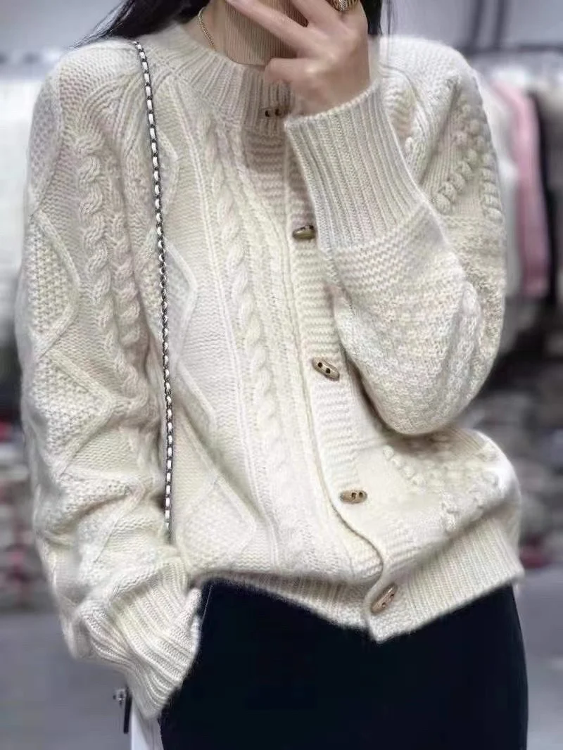 Damen Strick-Cardigan mit Zopfmuster, kastiger Oversize-Passform und Knopfleiste Nord Taschen