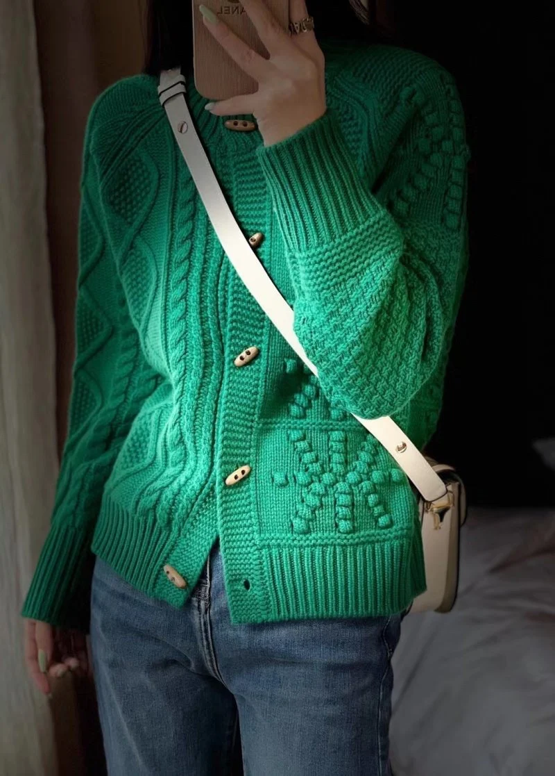 Damen Strick-Cardigan mit Zopfmuster, kastiger Oversize-Passform und Knopfleiste Nord Taschen
