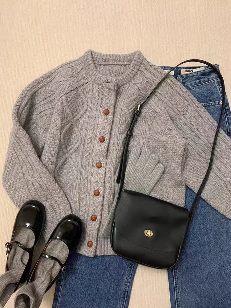 Damen Strick-Cardigan im Aran‑Stil mit Zopf‑ und Perlmuster sowie Holzknopfleiste Nord Taschen