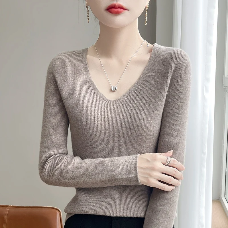 Damen Schmal geschnittener V‑Ausschnitt-Feinstrickpullover mit feiner Rippenstruktur und weicher Haptik Nord Taschen