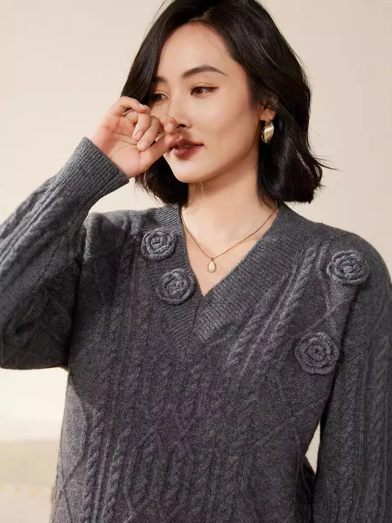 Damen Zopfmuster-V-Pullover mit dreidimensionalen Blumenapplikationen aus weichem Wollmix Nord Taschen