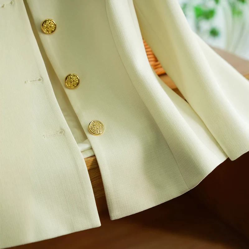Damen Elegant geschnittener Blazer mit Schmuckknöpfen Nord Taschen