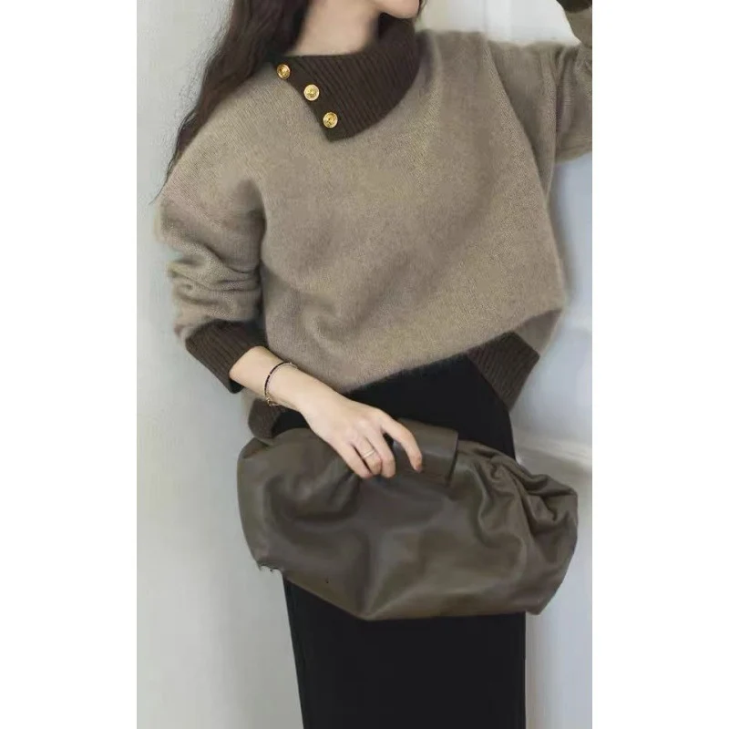 Damen Kurzgeschnitteter Pullover mit asymmetrischem Knopf‑Mockneck und Ballonärmeln Nord Taschen