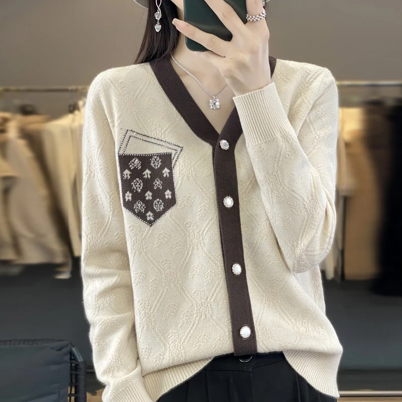 Damen Kurzgeschnittener V‑Neck-Cardigan mit Perlmuttknöpfen und kontrastierter Brusttasche Nord Taschen
