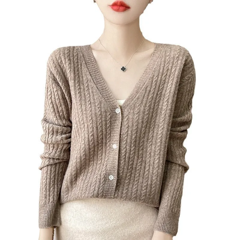 Damen Kurzgeschnittener Feinstrick-Cardigan mit V‑Ausschnitt, feiner Rippenstruktur und Perlmuttknöpfen Nord Taschen