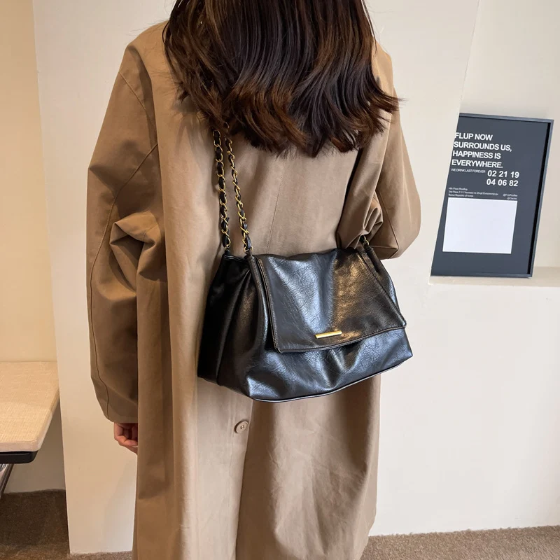 Damenhandtasche mit luxuriösem Kettenhenkel und weich strukturierter Oberfläche Nord Taschen