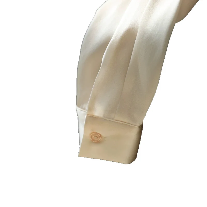 Damen Elegante satinierte Bluse mit knöpfbarem Ausschnitt Nord Taschen