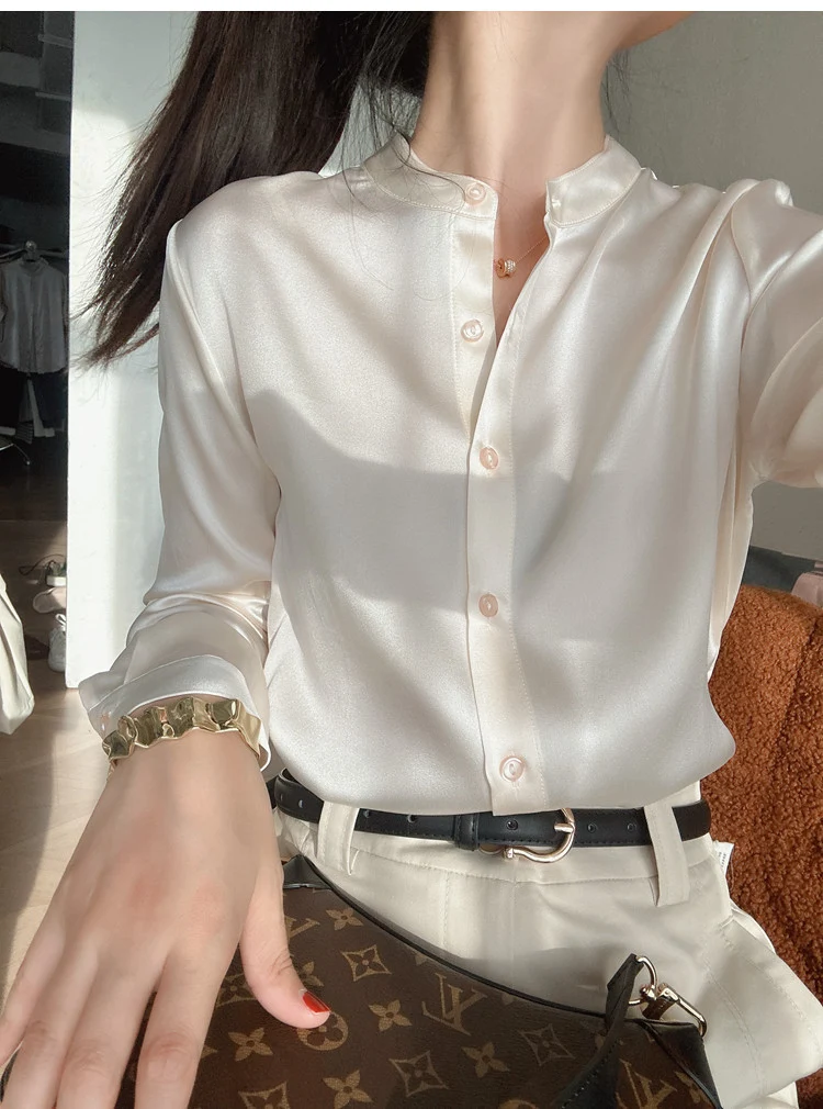 Damen Elegante satinierte Bluse mit knöpfbarem Ausschnitt Nord Taschen