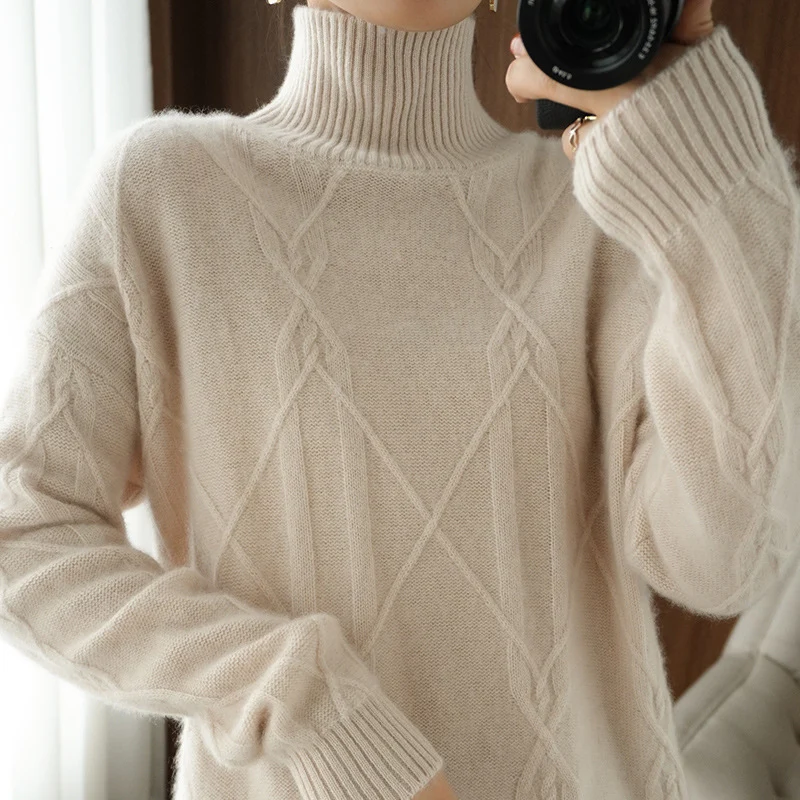 Damen Weicher Mohair‑Look Pullover mit hohem Rippkragen, Zopfmotiv und kastiger Oversize‑Passform Nord Taschen