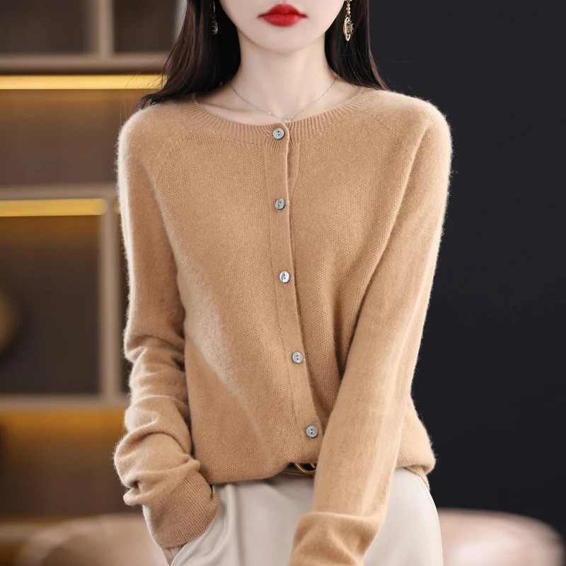 Damen Kurzgeschnittener Cardigan in Mohair‑Optik mit Rundhalsausschnitt und Perlmuttknöpfen Nord Taschen