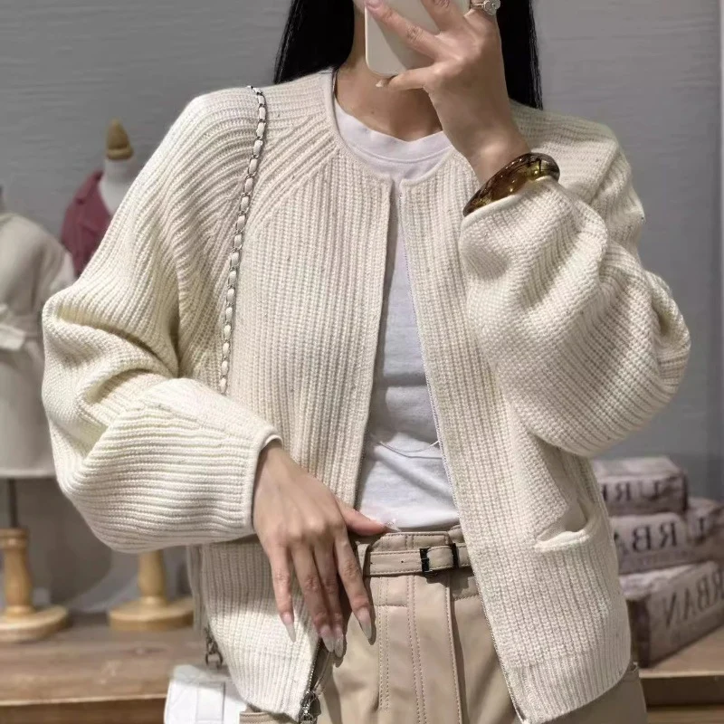 Damen Kurzgeschnittene kastige Strickjacke mit geripptem Feinstrick Ballonärmeln und aufgesetzten Eingrifftaschen Nord Taschen