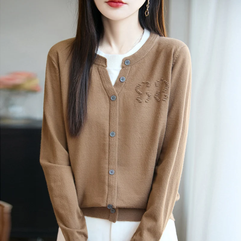 Damen Kurzer Feinstrick-Cardigan mit V‑Schlitzkragen, Rippenblende und dezentem Struktur‑Logo Nord Taschen