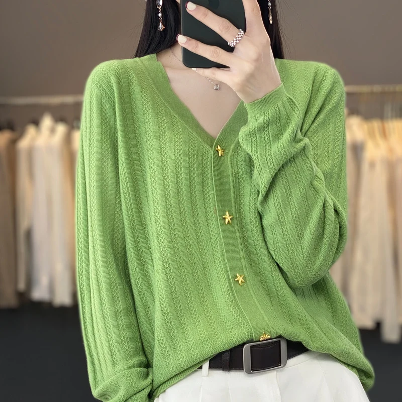 Damen Leichter V‑Ausschnitt-Cardigan mit strukturierter Längsrippe und Sternknöpfen Nord Taschen