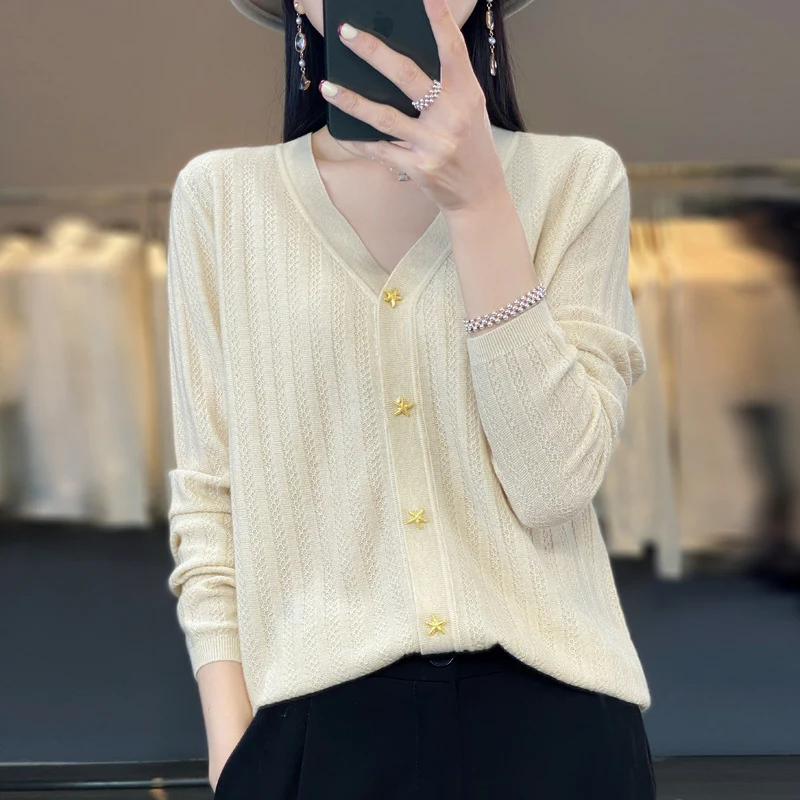 Damen Leichter V‑Ausschnitt-Cardigan mit strukturierter Längsrippe und Sternknöpfen Nord Taschen