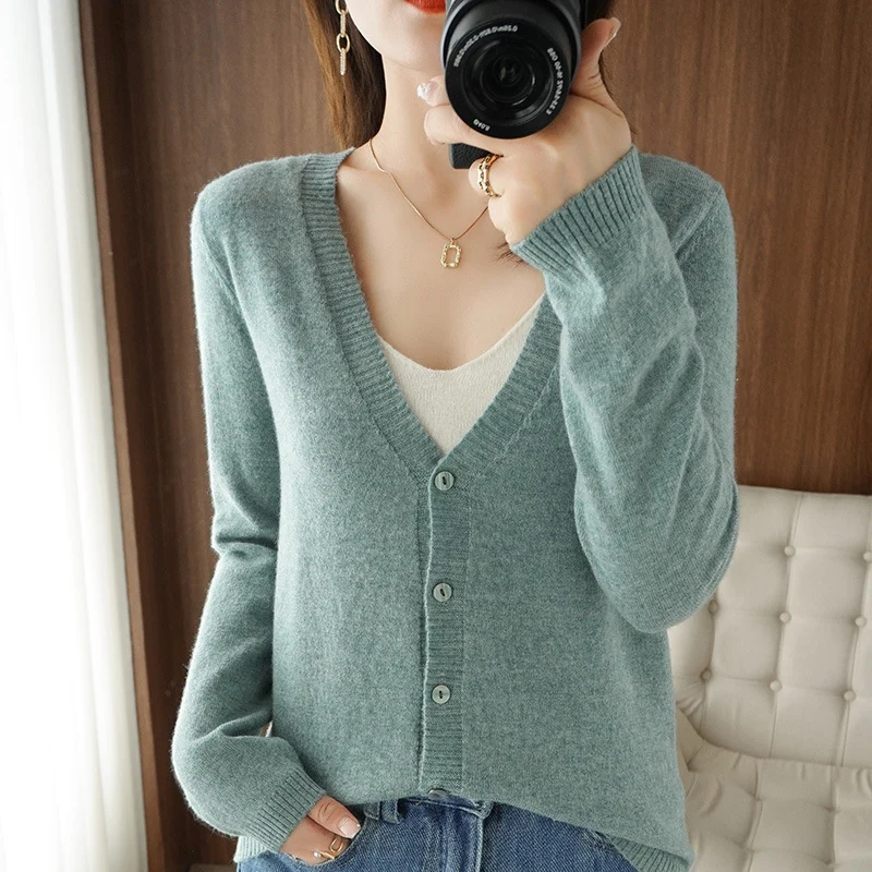 Damen Leichter V‑Ausschnitt-Cardigan aus Kaschmir‑Mix mit feiner Rippkante Nord Taschen