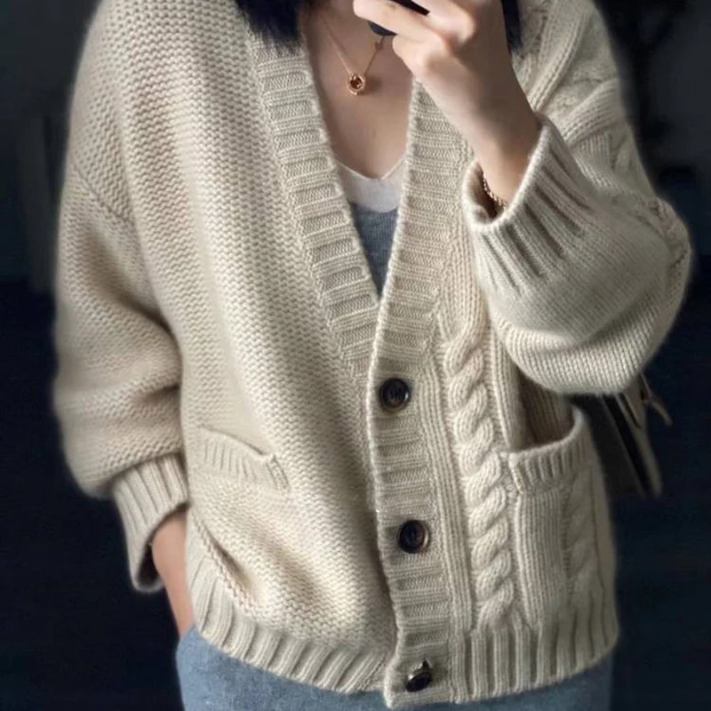 Damen Oversized Strickcardigan mit Zopfdetail, Eingrifftaschen und Knopfleiste Nord Taschen