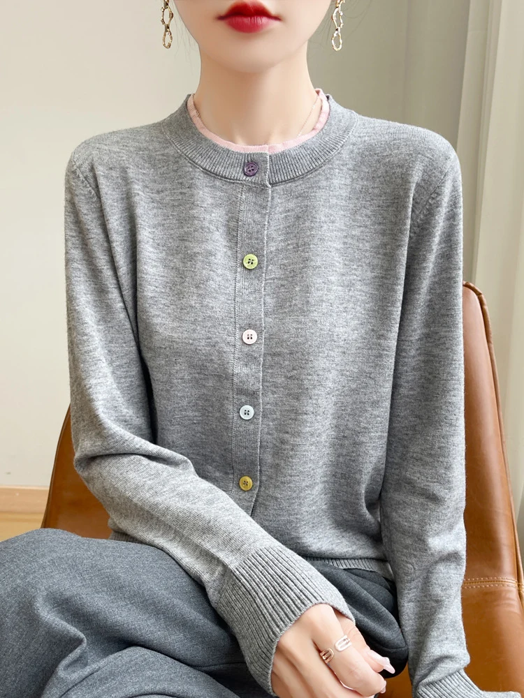 Damen Leichter Feinstrick-Cardigan mit Rundhalsausschnitt und bunten Knöpfen Nord Taschen
