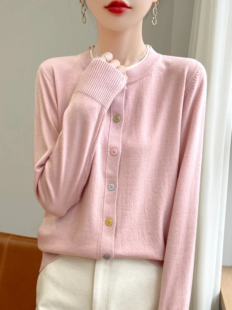Damen Leichter Feinstrick-Cardigan mit Rundhalsausschnitt und bunten Knöpfen Nord Taschen