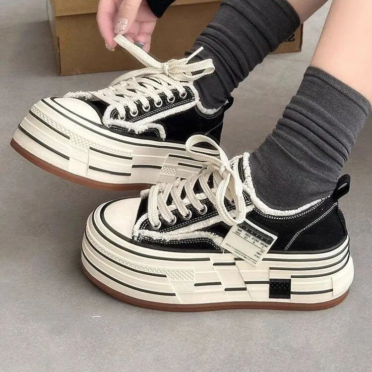 Damen modische Plateausneaker mit ausgefranstem Design und tiefem Profil