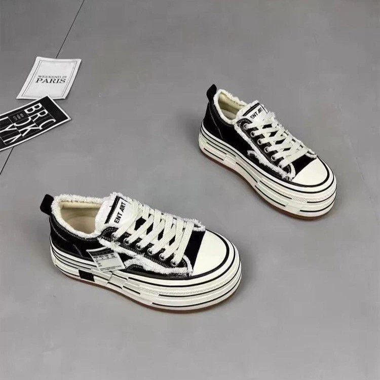 Damen modische Plateausneaker mit ausgefranstem Design und tiefem Profil