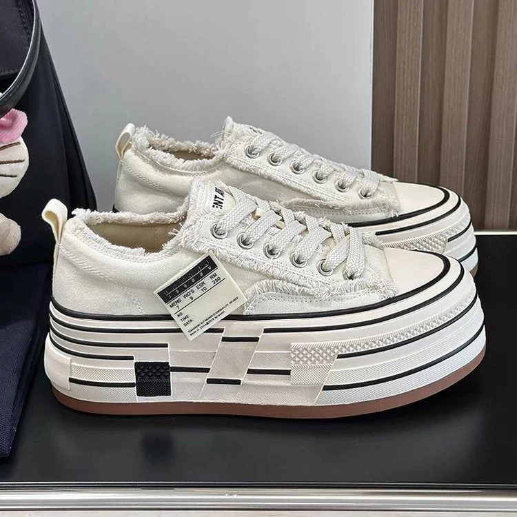 Damen modische Plateausneaker mit ausgefranstem Design und tiefem Profil