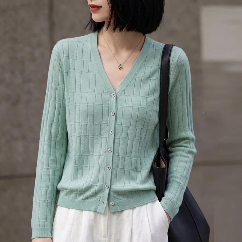 Damen V‑Ausschnitt-Feinstrickcardigan mit strukturierter Blockoptik und durchgehender Knopfleiste Nord Taschen