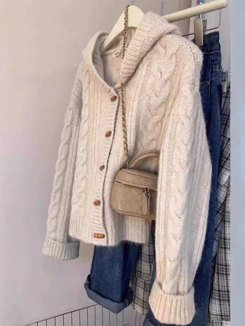 Damen Kapuzen-Strickjacke mit Zopfstrick, Holzknopfleiste und kastiger Silhouette Nord Taschen