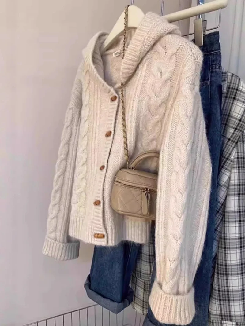 Damen Kapuzen-Strickjacke mit Zopfstrick, Holzknopfleiste und kastiger Silhouette Nord Taschen