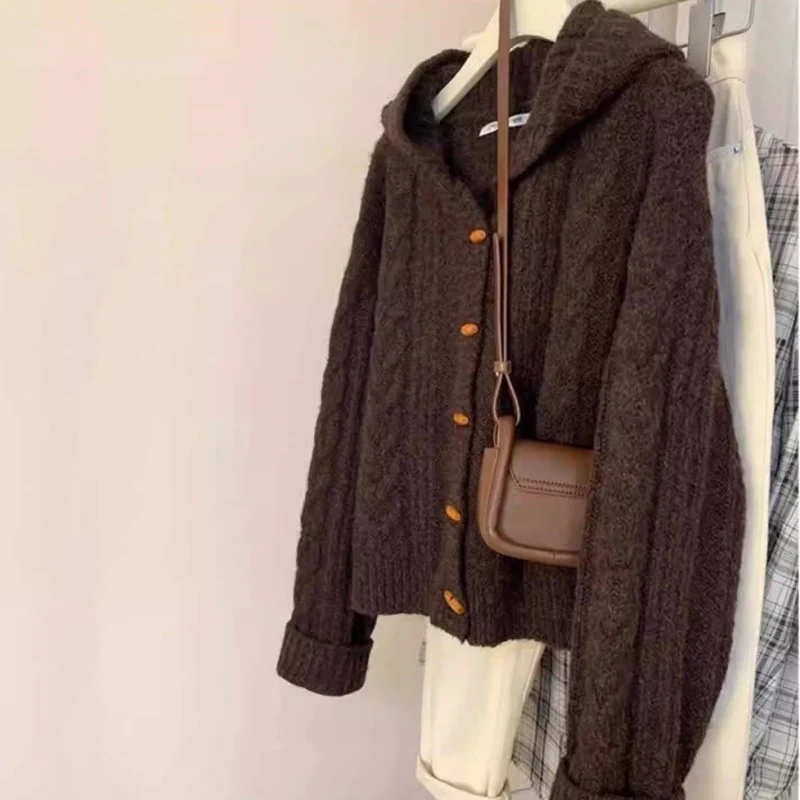 Damen Kapuzen-Strickjacke mit Zopfstrick, Holzknopfleiste und kastiger Silhouette Nord Taschen