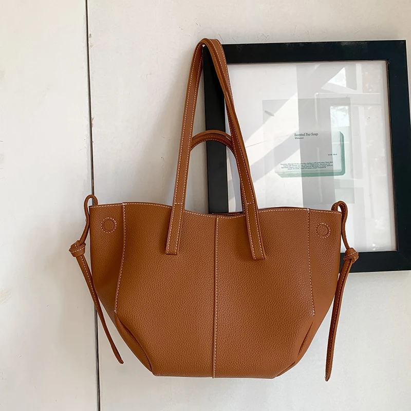 Damen Handtasche mit modernem Schnitt und mehreren Innenfächern Nord Taschen