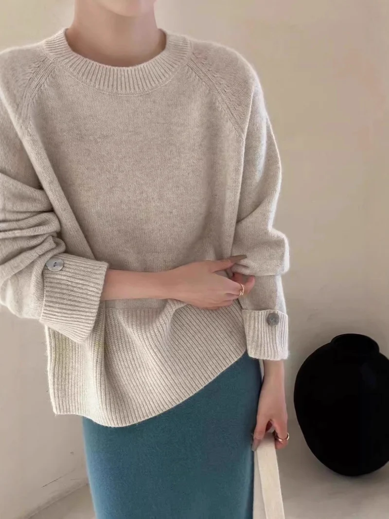 Damen Oversize-Rundhalspullover mit verlängerten Manschetten und Zierknopf Nord Taschen