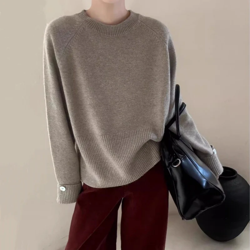 Damen Oversize-Rundhalspullover mit verlängerten Manschetten und Zierknopf Nord Taschen