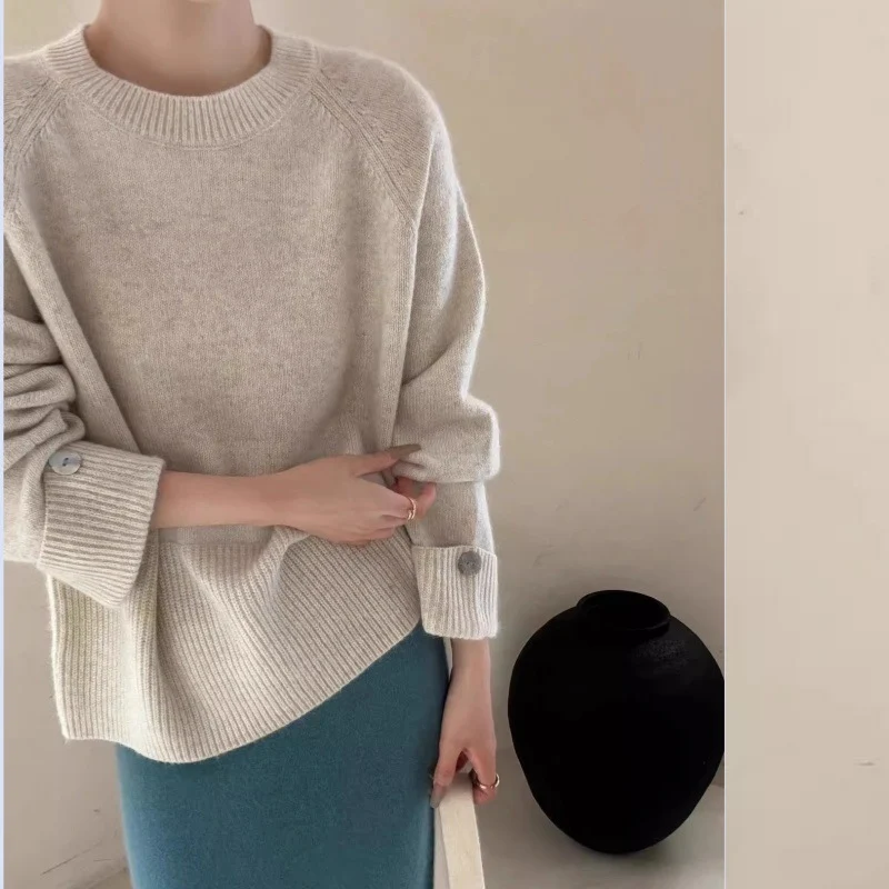 Damen Oversize-Rundhalspullover mit verlängerten Manschetten und Zierknopf Nord Taschen