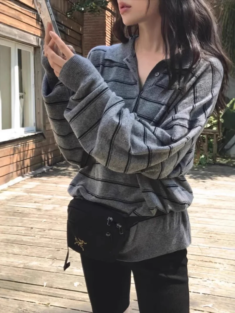 Damen Oversize-Polokragen-Strickpullover mit Streifen und halber Knopfleiste Nord Taschen