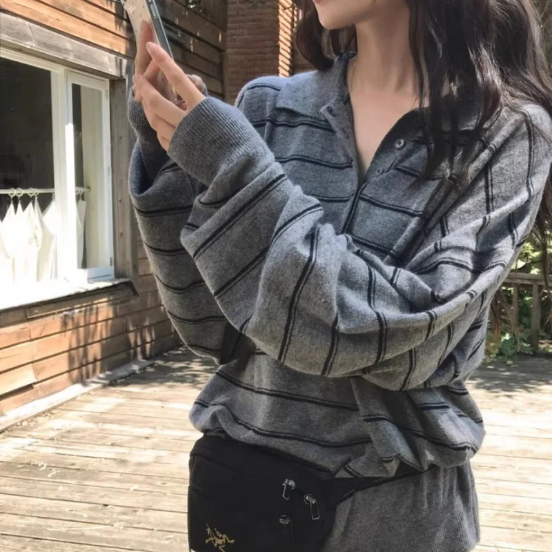 Damen Oversize-Polokragen-Strickpullover mit Streifen und halber Knopfleiste Nord Taschen