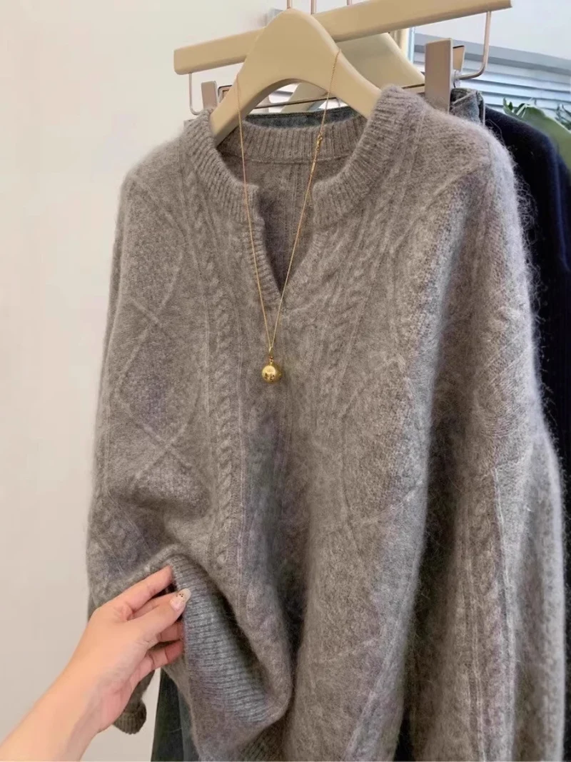 Damen Oversize Mohair-Optik Zopfmusterpullover mit V‑Ausschnitt und überschnittener Schulter Nord Taschen