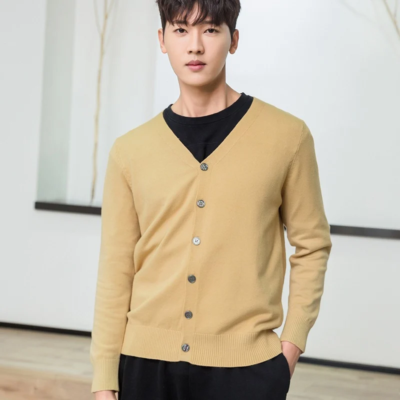 Herren Feiner V‑Ausschnitt-Cardigan aus leichtem Feinstrick mit geripptem Saum Nord Taschen