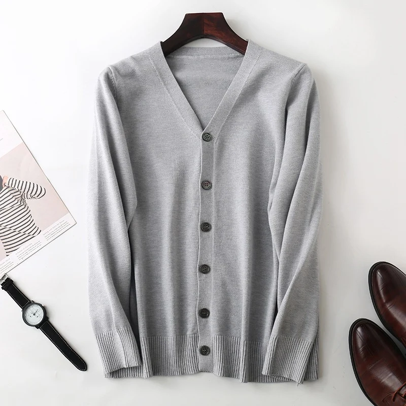 Herren Feiner V‑Ausschnitt-Cardigan aus leichtem Feinstrick mit geripptem Saum Nord Taschen