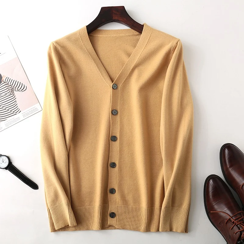 Herren Feiner V‑Ausschnitt-Cardigan aus leichtem Feinstrick mit geripptem Saum Nord Taschen