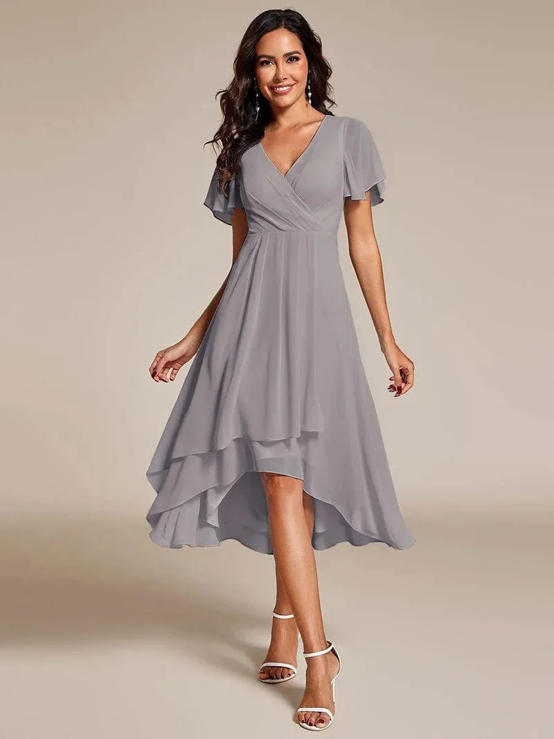 Damen elegantes Midikleid mit fließendem Stoff und asymmetrischen Ärmeln