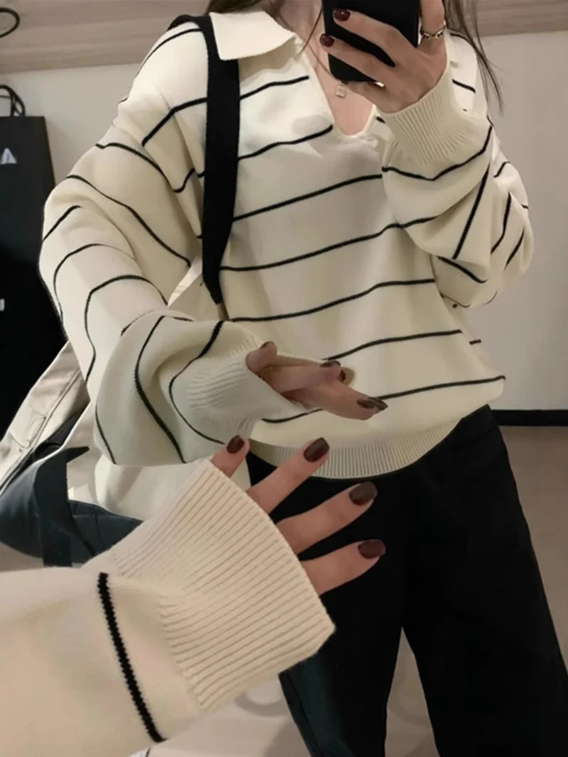 Damen Lässiger Oversize‑Strickpullover mit Polokragen und feiner Querstreifenoptik Nord Taschen