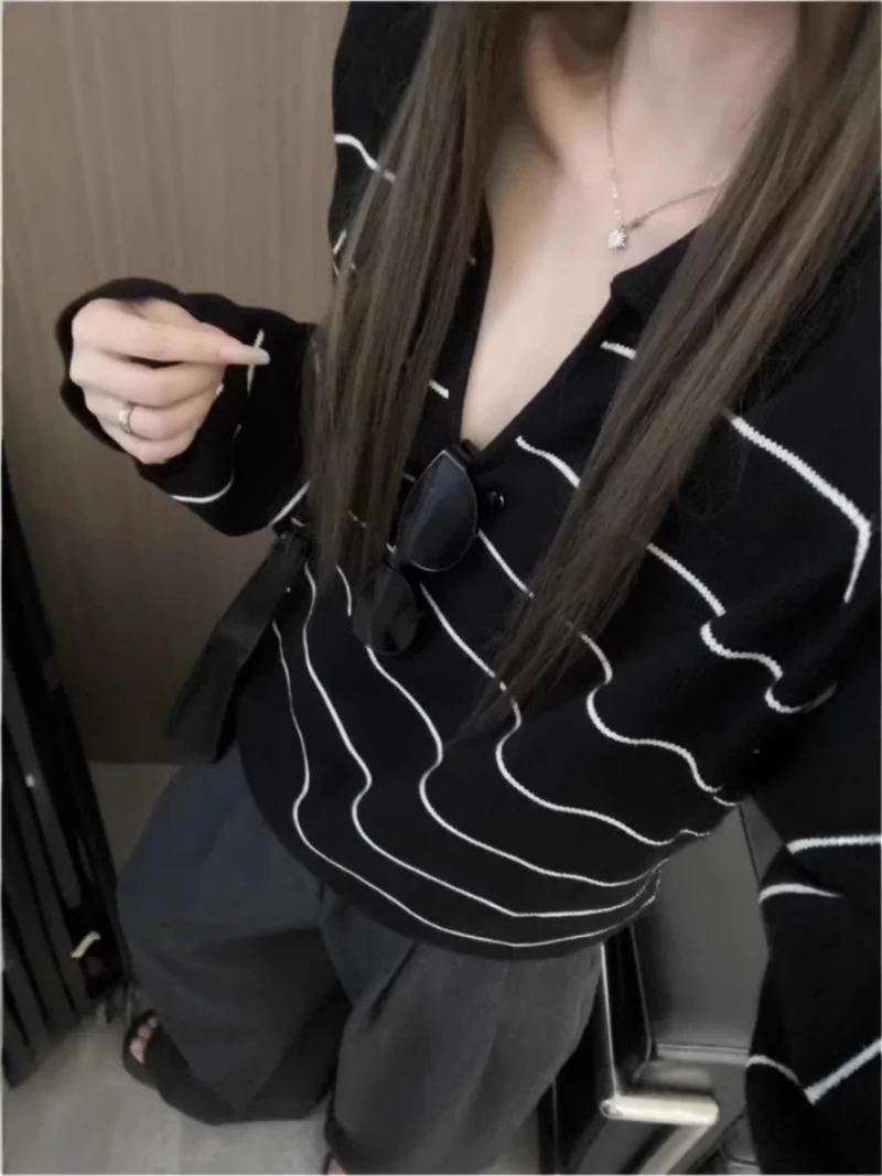 Damen Lässiger Oversize‑Strickpullover mit Polokragen und feiner Querstreifenoptik Nord Taschen