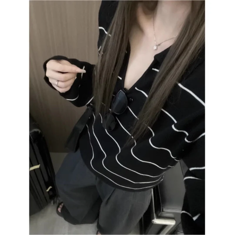 Damen Lässiger Oversize‑Strickpullover mit Polokragen und feiner Querstreifenoptik Nord Taschen