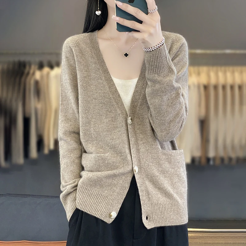 Damen Lässiger Feinstrick-Cardigan mit V‑Ausschnitt, Eingrifftaschen und breitem Rippbund Nord Taschen