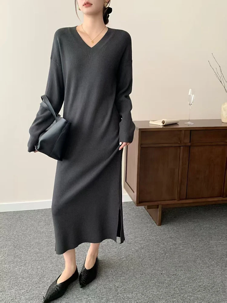 Damen Langes Feinstrick-Midikleid mit V‑Ausschnitt, Seitenschlitz und entspannter Silhouette Nord Taschen