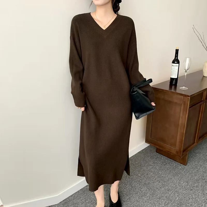 Damen Langes Feinstrick-Midikleid mit V‑Ausschnitt, Seitenschlitz und entspannter Silhouette Nord Taschen