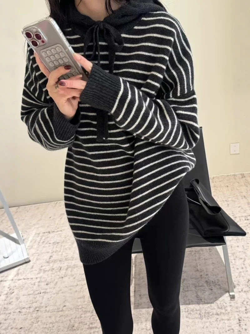Damen Oversize-Kapuzenpullover aus weichem Feinstrick mit maritimem Streifenmuster Nord Taschen