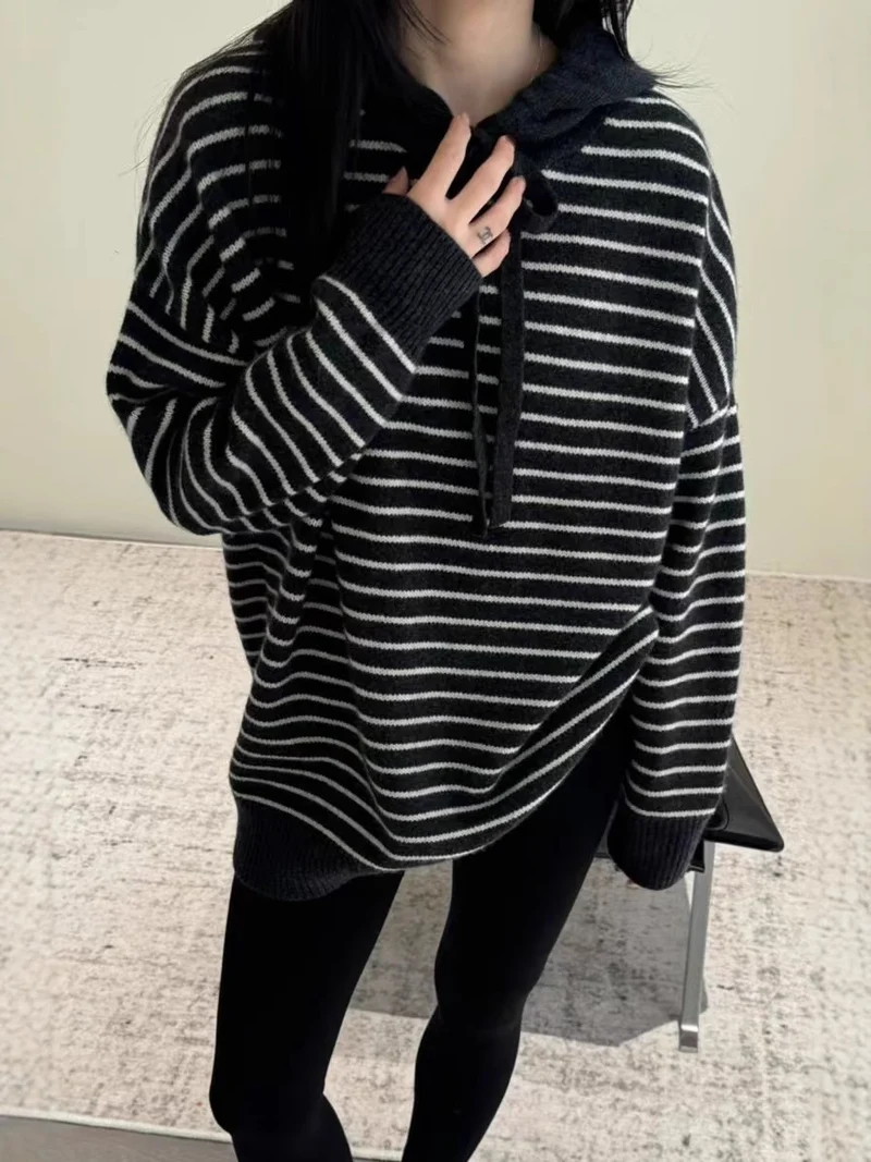 Damen Oversize-Kapuzenpullover aus weichem Feinstrick mit maritimem Streifenmuster Nord Taschen
