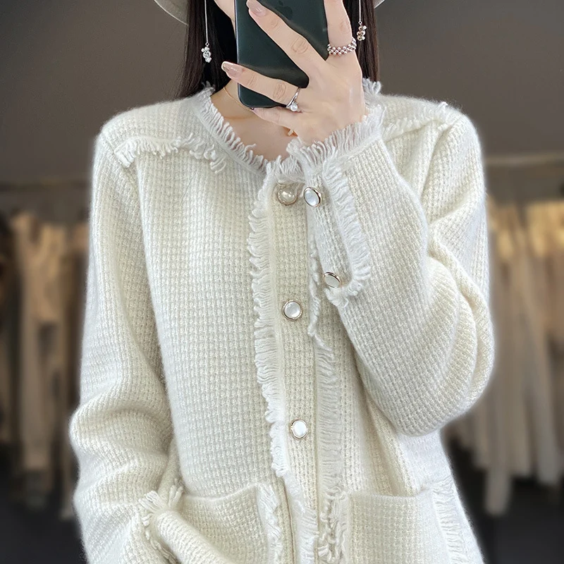 Damen Strickcardigan mit Fransenblende, Perlmuttknopfleiste und aufgesetzten Taschen Nord Taschen