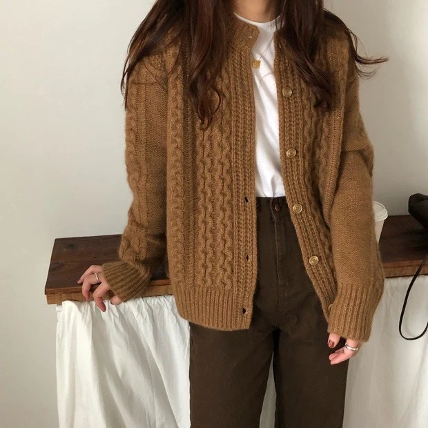Damen Kuscheliger Zopfmuster-Cardigan aus Mohair‑Optik mit geripptem Saum und dekorativen Knöpfen Nord Taschen